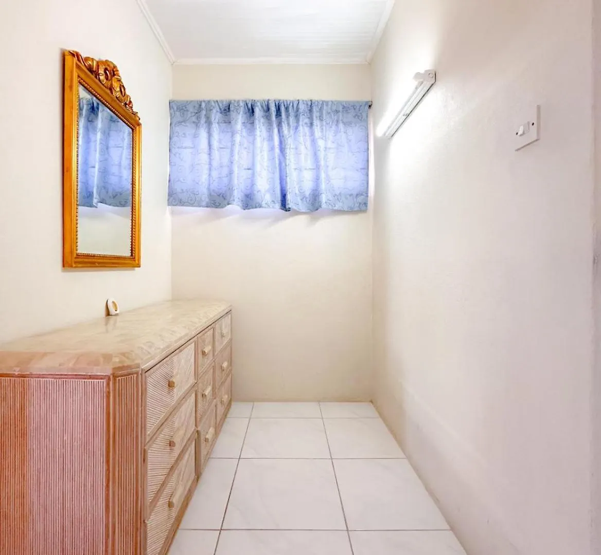 Apartment 5, Kenridge Residences, Comfortable/Close To Beach Saint James